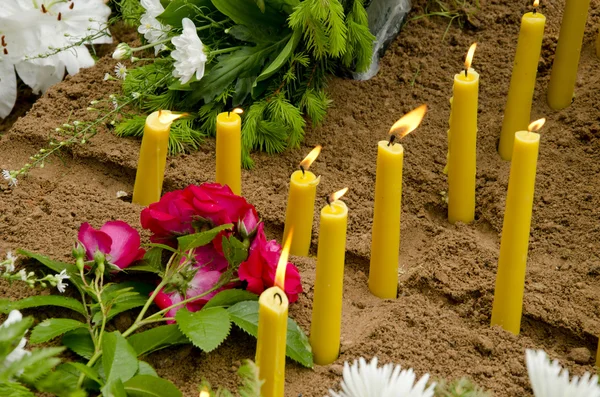 Candles on the grave. — Stock Photo, Image