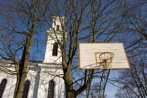 Basketbalový dvorek u kostela. — Stock fotografie