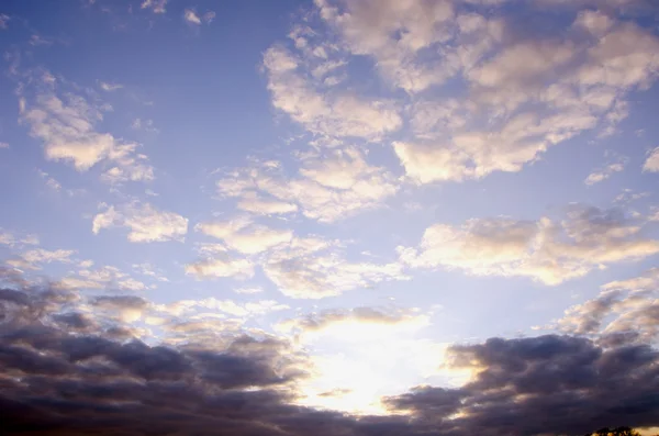 Sonniger Morgenhimmel voller Wolken. — Stockfoto