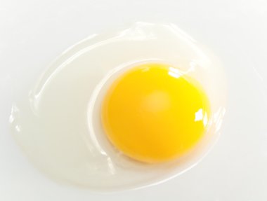 pişmemiş tavuk yumurta