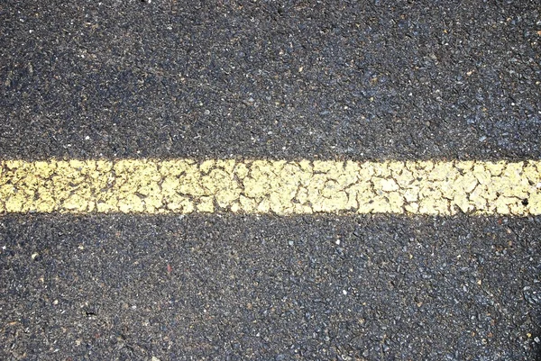 Желтая линия — стоковое фото