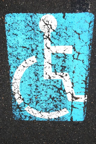 Znak pozwolenia na parkowanie dla niepełnosprawnych malowany na ulicy — Zdjęcie stockowe