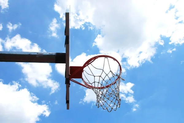 Открытый баскетбольный обруч — стоковое фото