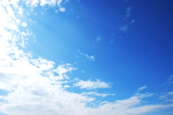 Blauwe wolken hemel — Stockfoto