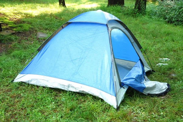 Blauwe tent in een forest — Stockfoto