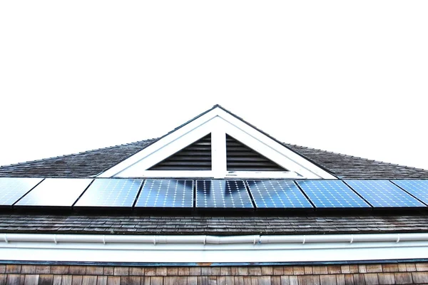 太陽電池パネルのフラグメントと屋根 — ストック写真