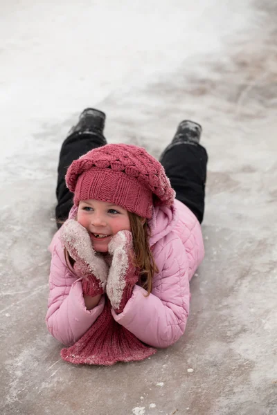 A girl on snow descent — Stock Photo, Image