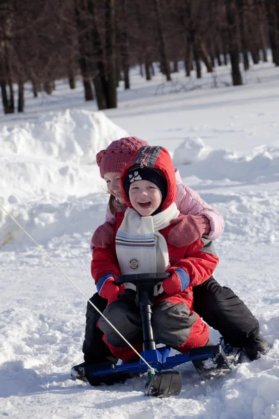 Діти катаються на снігоході — стокове фото
