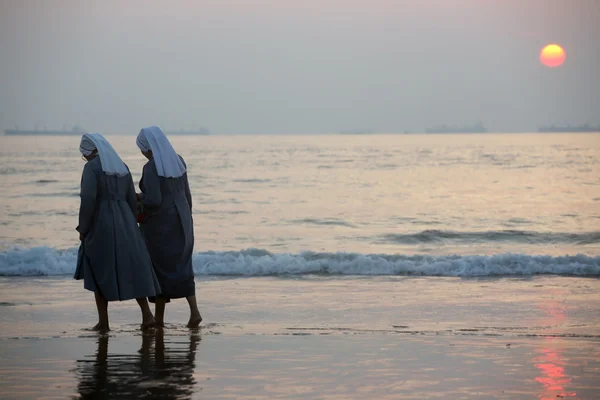 Nonnen en zonsondergang — Stockfoto