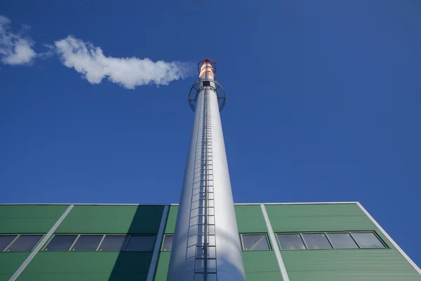 Tubulação de fábrica e um fumo — Fotografia de Stock