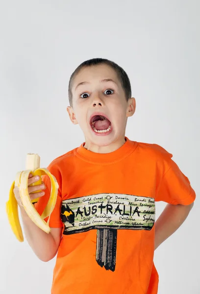 El niño y el plátano — Foto de Stock