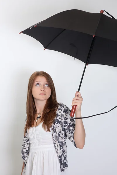 那个女孩和一把伞 — 图库照片