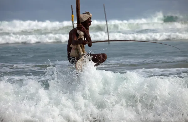 Halász hagyományos Srí Lanka-i gólyatöcs — Stock Fotó