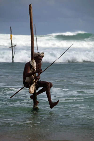 Traditionelle sri-lankische Stelzenfischer — Stockfoto