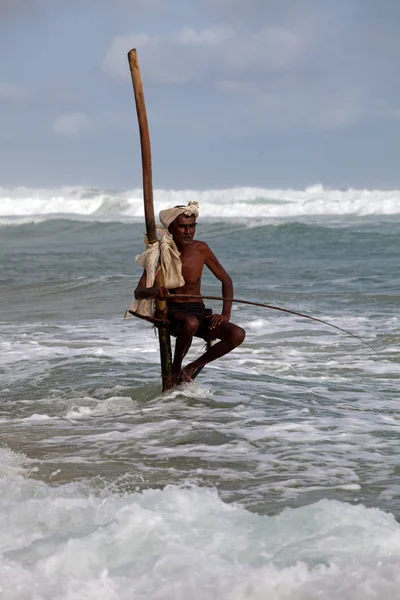 Παραδοσιακά Σρι Λάνκα ξυλοπόδαρο ψαράς — Φωτογραφία Αρχείου