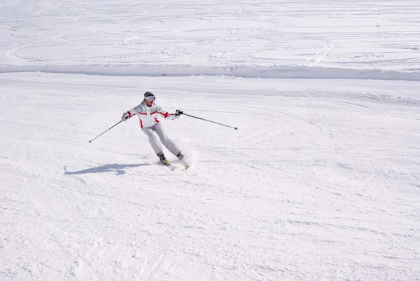Mulher bonita esquiando de downhill em dia ensolarado — Fotografia de Stock