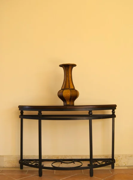 Bela jarra de madeira na mesa — Fotografia de Stock