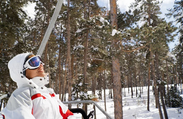 Skifahrer am Sessellift — Stockfoto