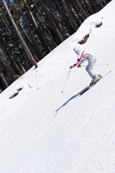 Esqui esquiador na escarpa — Fotografia de Stock