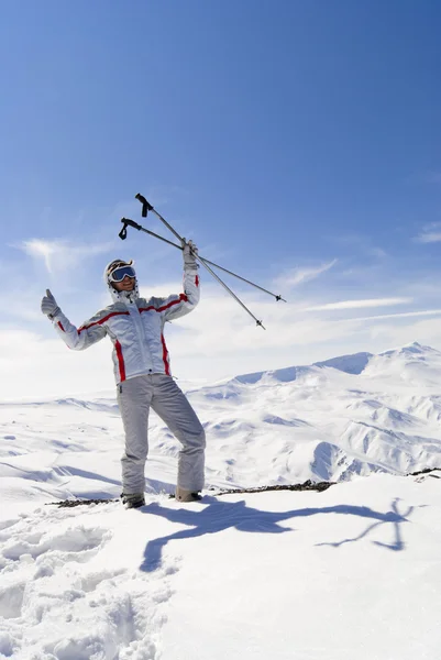 Bellissimo sciatore sulla cima della montagna — Foto Stock