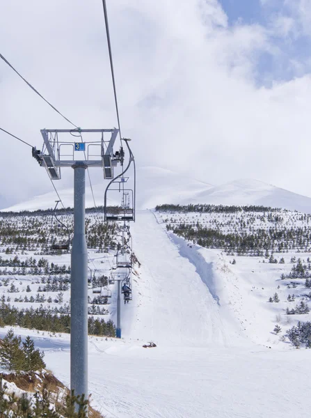 Ruta de esquí negro cerca del telesilla en Palandoken — Foto de Stock