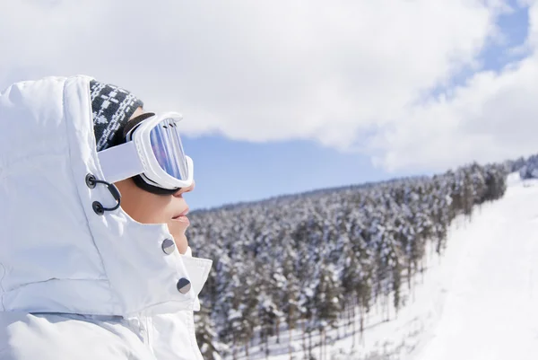 Retrato de esquiador bonito olhando para a frente — Fotografia de Stock