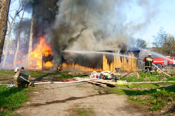Пожежники гасять вогонь Стокове Фото