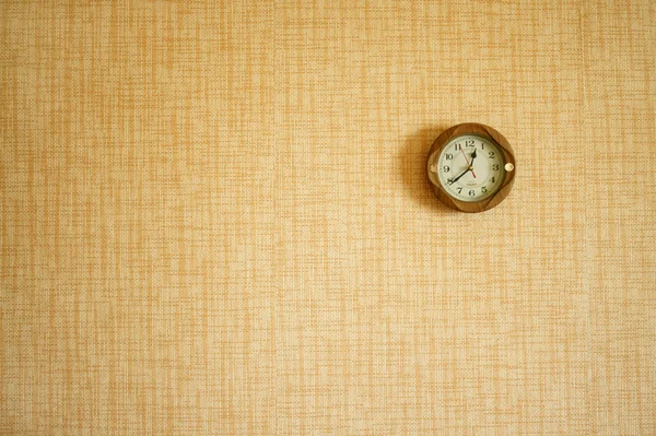 Часы на стеле — стоковое фото