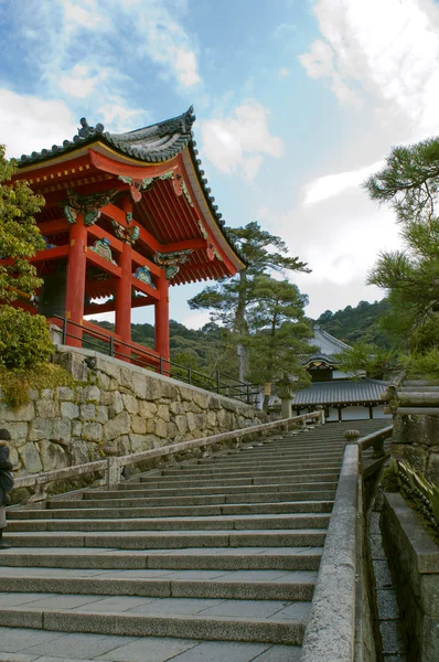 Japonca tapınak ve merdiven — Stok fotoğraf