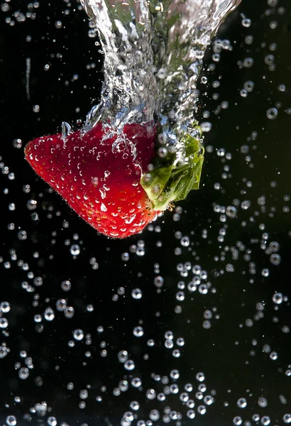 Pohyb jahody ve vodě. — Stock fotografie