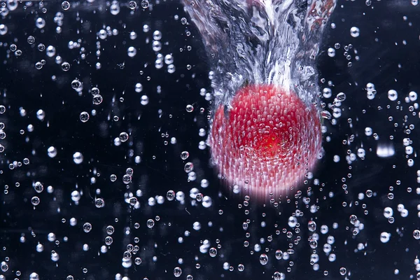 水流におけるイチゴ. — ストック写真