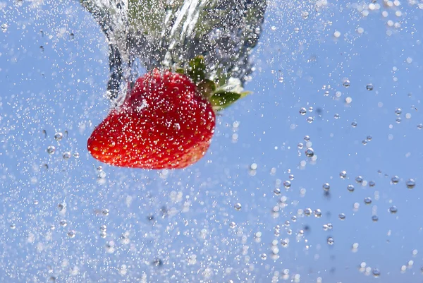 Erdbeere fallen gelassen. — Stockfoto
