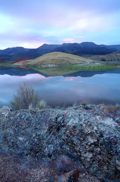 Lugna sjön i gryningen. — Stockfoto