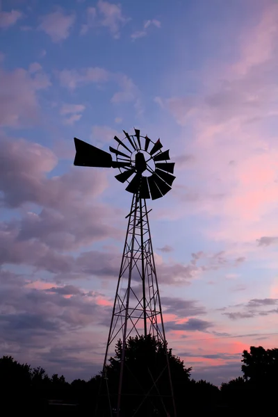 Ветряная мельница в ярком закате . — стоковое фото