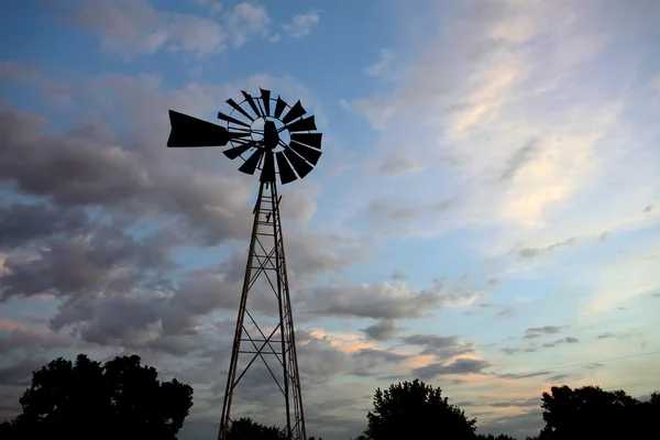 Windmühle bei Sonnenuntergang. — Stockfoto