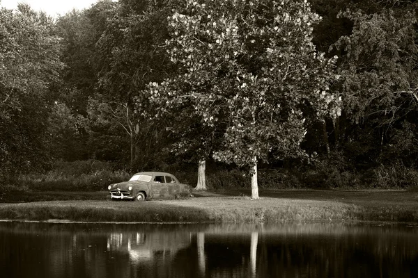Παλιό αυτοκίνητο παρκαρισμένο στο γρασίδι. — Φωτογραφία Αρχείου