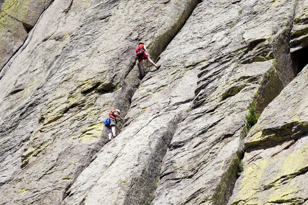 Dois alpinistas em uma parede de rocha . — Fotografia de Stock
