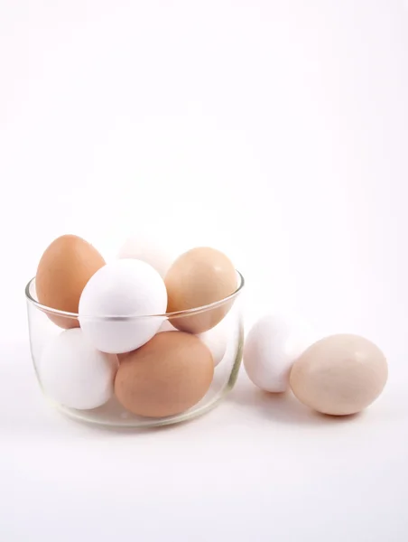 Bruine en witte eieren gescheiden. — Stockfoto