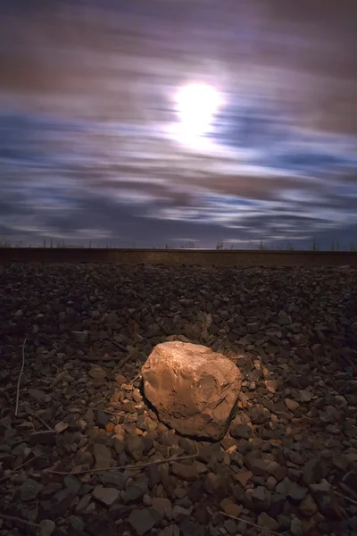 Beleuchtete Felsen in der Nacht. — Stockfoto