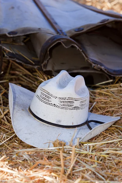 Kowbojski kapelusz na ziemi. — Zdjęcie stockowe