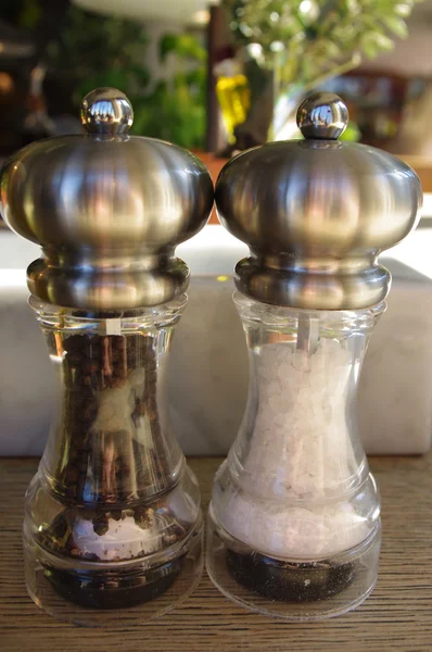 Sůl a pepř na stůl v restauraci — Stock fotografie