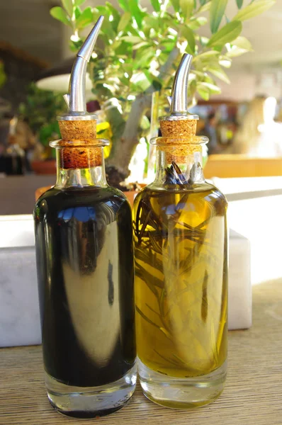 Aceite de oliva sobre la mesa en un restaurante — Foto de Stock