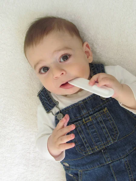 Niño pequeño con un peine blanco — Foto de Stock