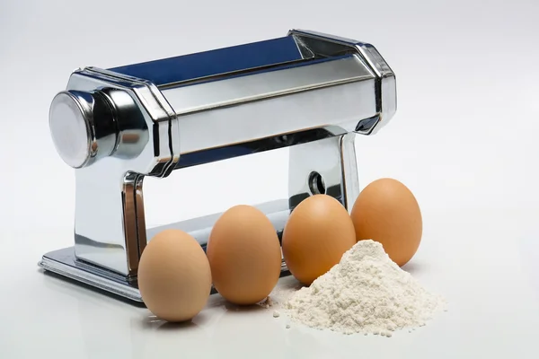 Máquina e ingredientes de pasta — Foto de Stock