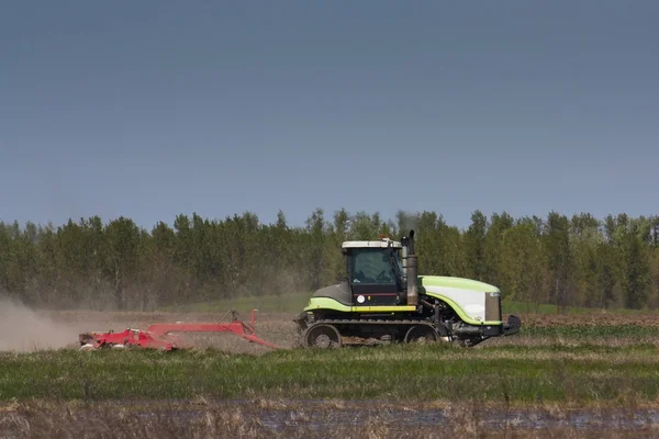 Трактор сажает сухое поле — стоковое фото