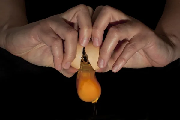 Cracking an Egg — Stock Photo, Image
