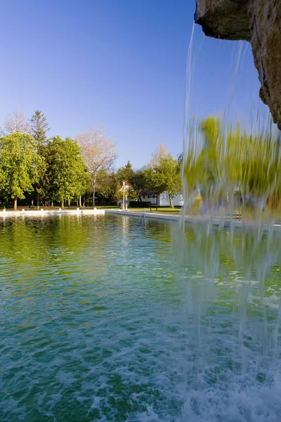 Бассейн в парке — стоковое фото
