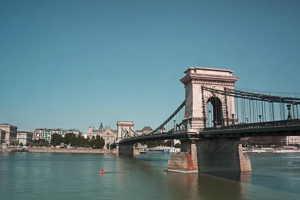 Αλυσίδα γέφυρα πάνω από το μπλε Δούναβη, στη Βουδαπέστη της Ουγγαρίας — Φωτογραφία Αρχείου