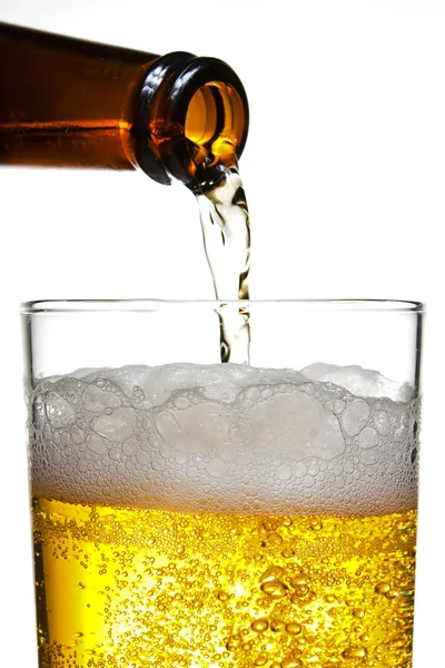 Derramando cerveja — Fotografia de Stock