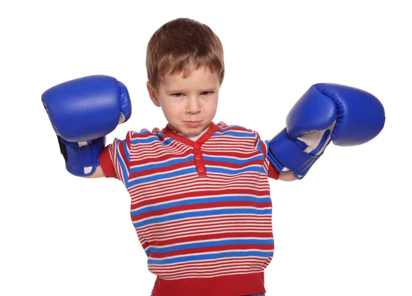 Злий маленький хлопчик з боксерськими рукавичками — стокове фото